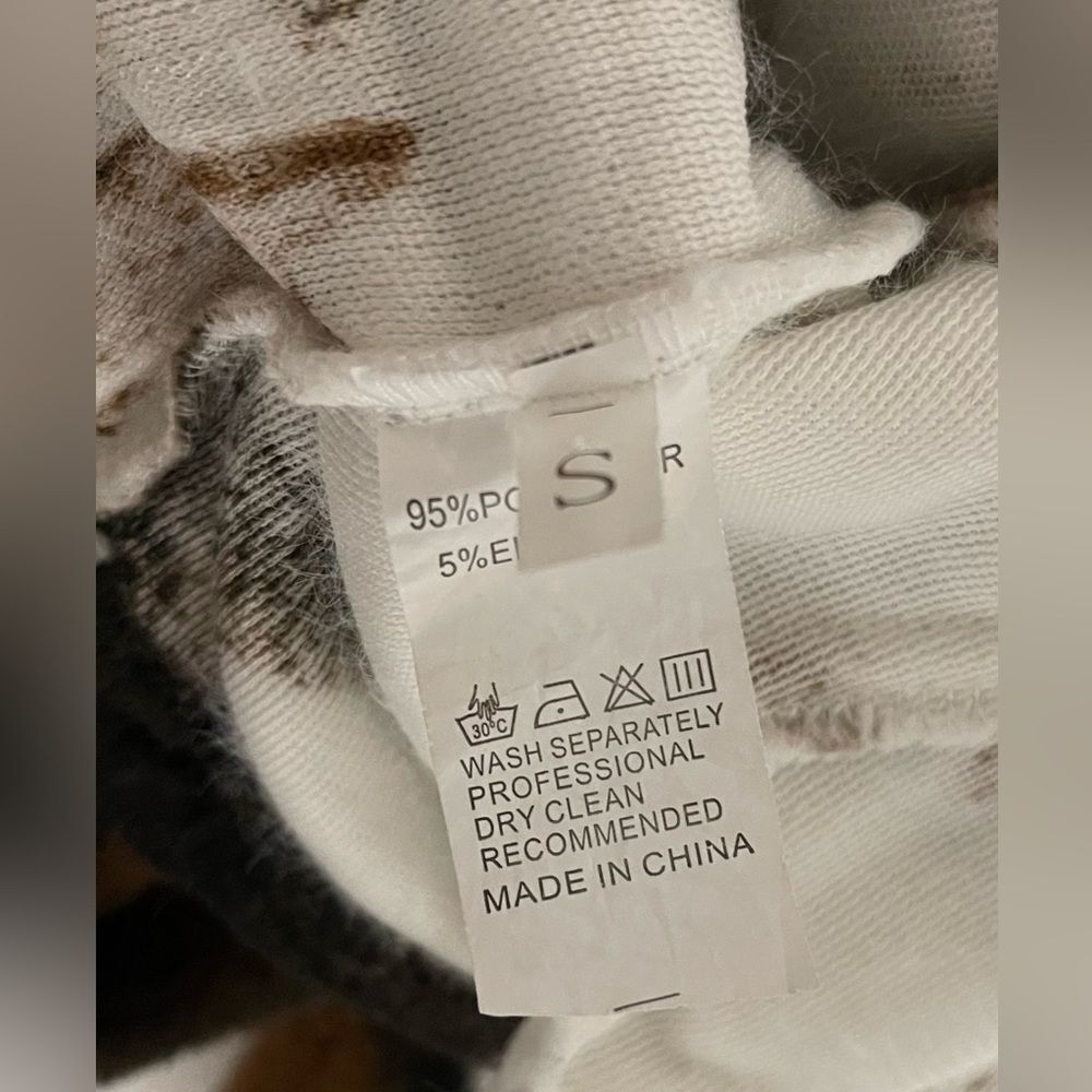 Women’s Cowhide Print Fleece Pullover. - Picture 4 of 6